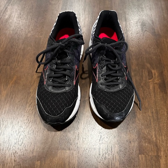 Mizuno Shoes - Mizuno Women’s Black and White Running Shoes Size 10